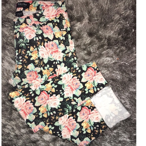 Shylo • Floral Denim Jeans (Stretchy) Pants🌺 - Picture 2 of 6
